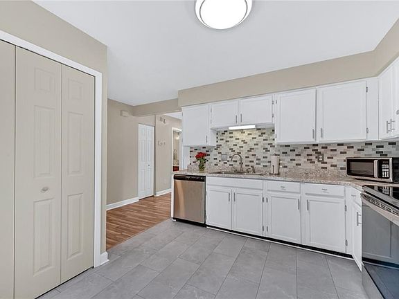 5th image of 239 Whitewater Drive