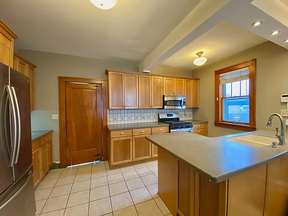 4th image of 246 Broadway E