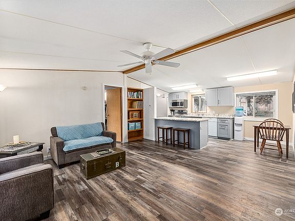 4th image of 13120 212th Avenue Ct E