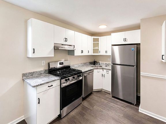 4th image of 645 W Lowell Ave
