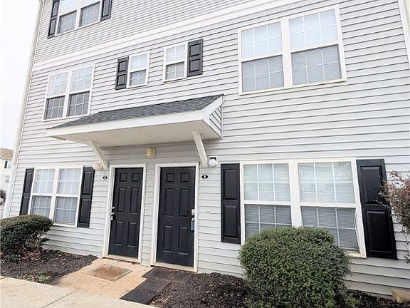 3rd image of 221 Campus Dr APT B