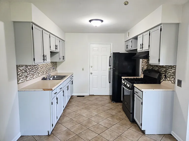 960 Autumn Ln — Photo 8