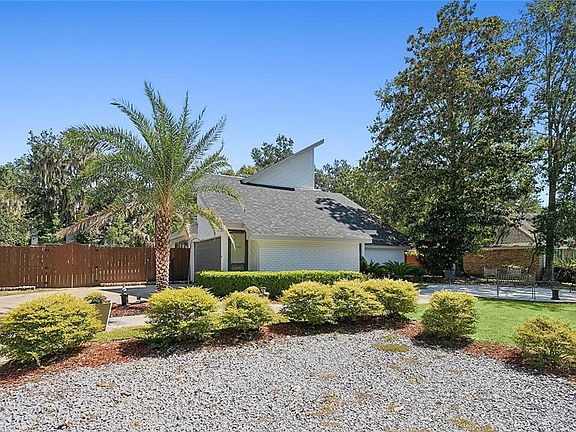 3rd image of 913 Beau Chene Dr