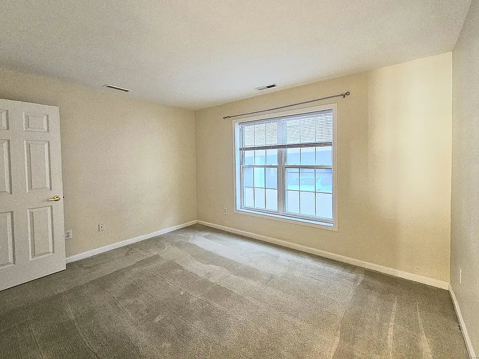 19 Lindale St