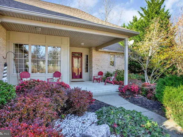 220 Sandhill Ct, Saint Leonard, MD 20685