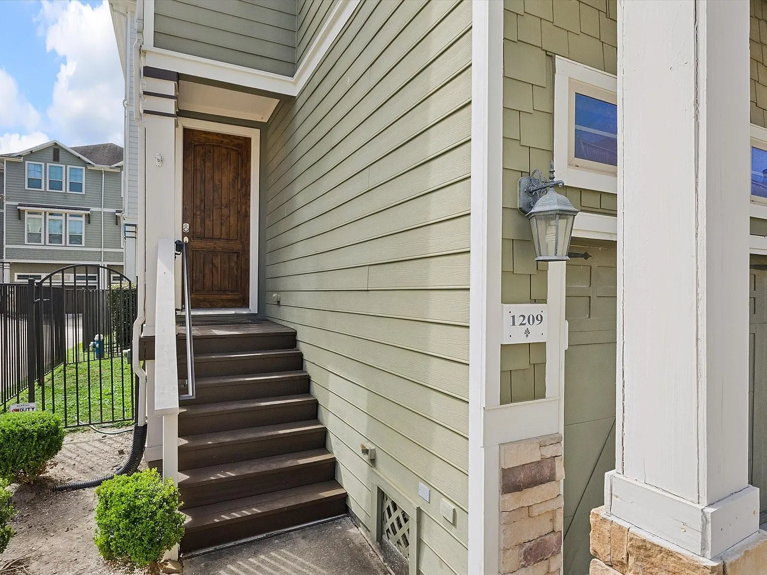 3 bed, 3.5 bath, 2035 sqft, $3,100 — Photo 3