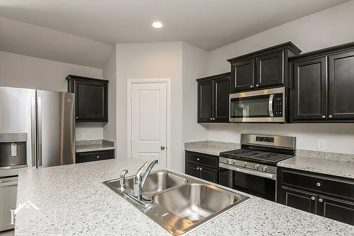 4 bed, 2.0 bath, 1649 sqft, $2,295 — Photo 3