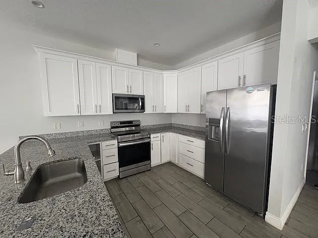 3 bed, 2.0 bath, 1984 sqft, $2,500 — Photo 2