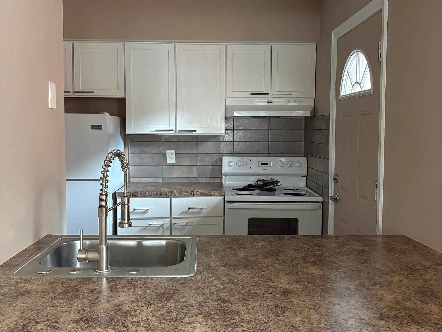 1 bed, 700 sqft, $1,300 — Photo 2