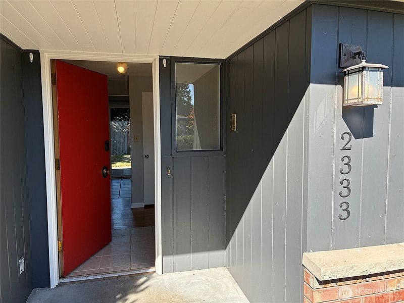 3rd image of 2333 Edmunds Avenue NE