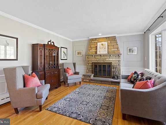 3rd image of 203 Stonehurst Dr