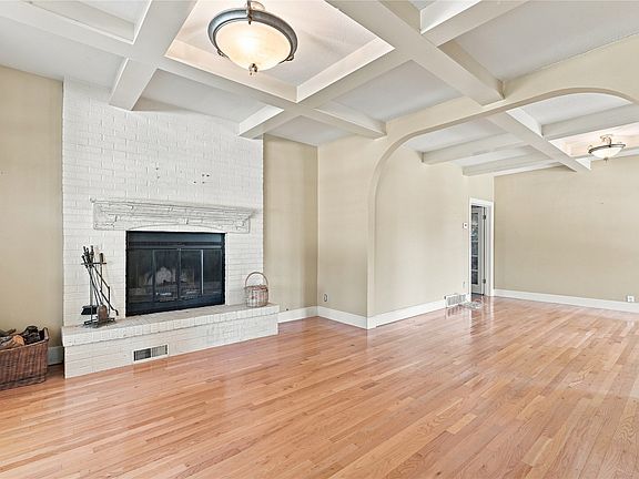 5th image of 600 E 3rd St