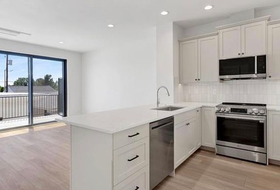 3rd image of 105 S 8th St #102
