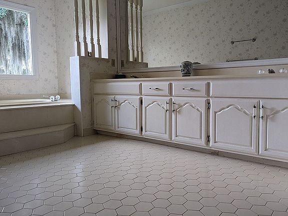 Master jetted tub w/ double sinks