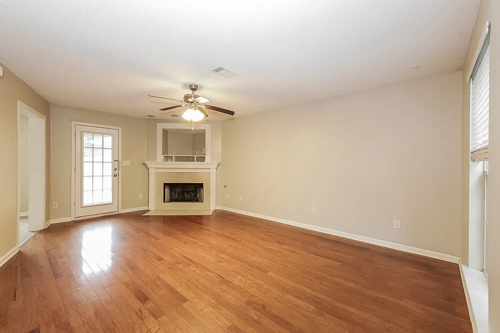 4 bed, 2.5 bath, 2187 sqft, $2,105 — Photo 4