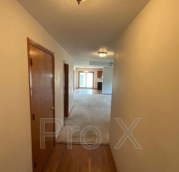 124 W Briarbrook Ln — Photo 2
