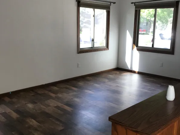 1622 Sharon Dr, North Mankato, MN 56003