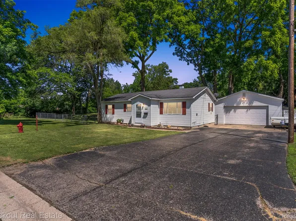 615 Monroe Ave, Mount Morris, MI 48458