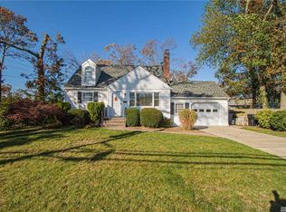 47 46th St, Islip, NY 11751