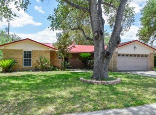1304 Ebony Cir, Alice, TX 78332