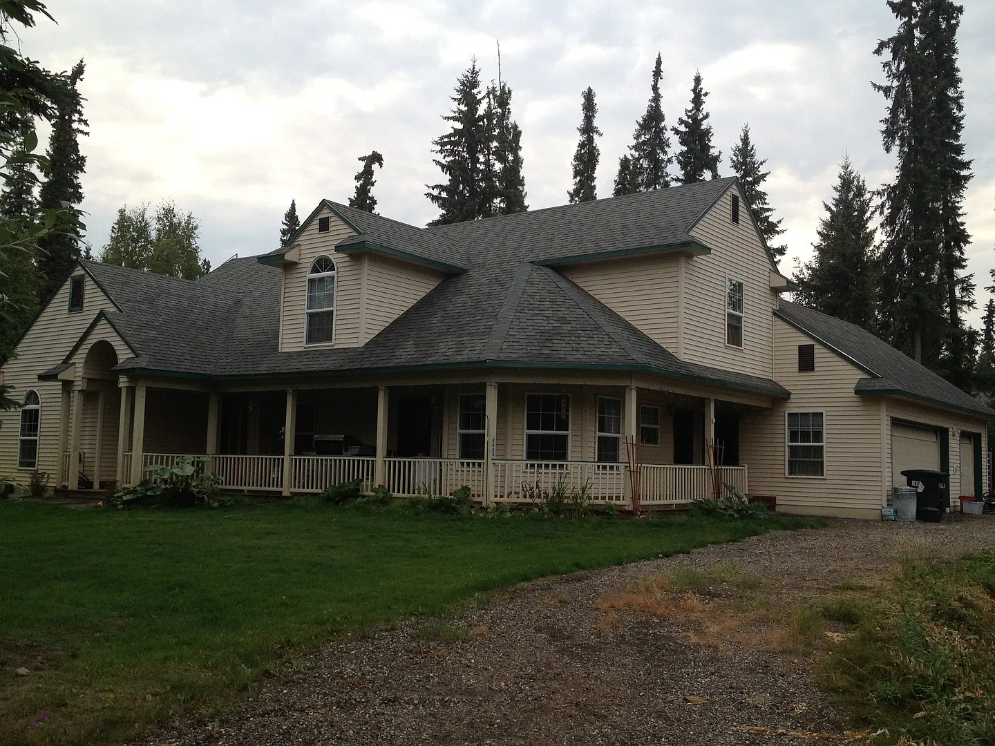 Large Beautiful Home in North Pole — Photo 1