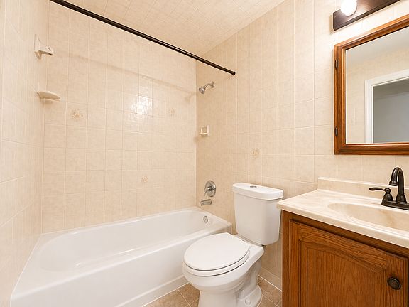 4th image of 1070 Lee Ave