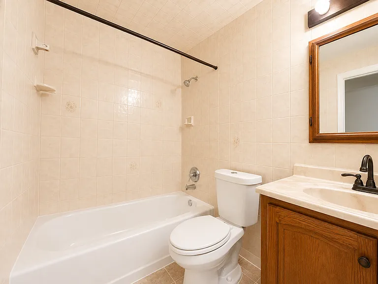 1070 Lee Ave — Photo 4