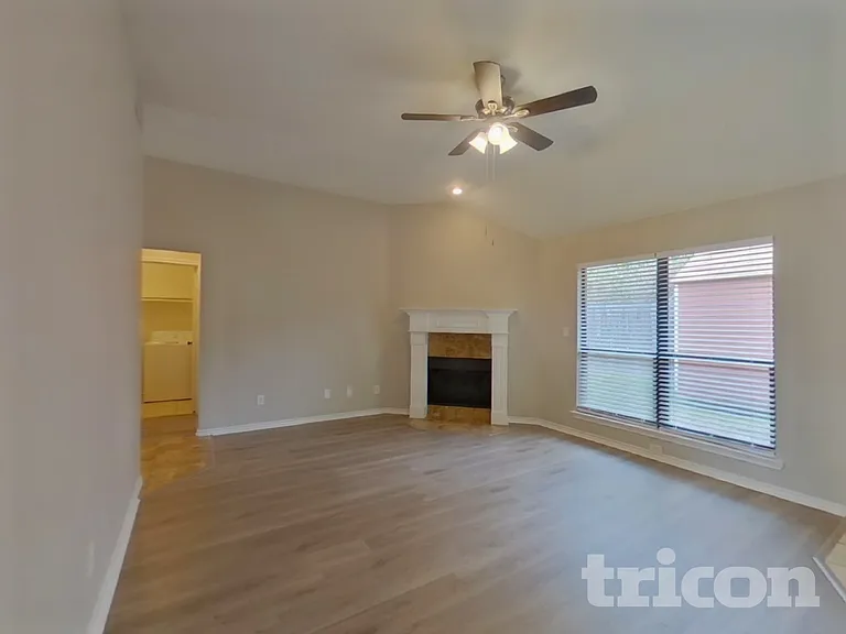108 Parkwood Ct — Photo 2