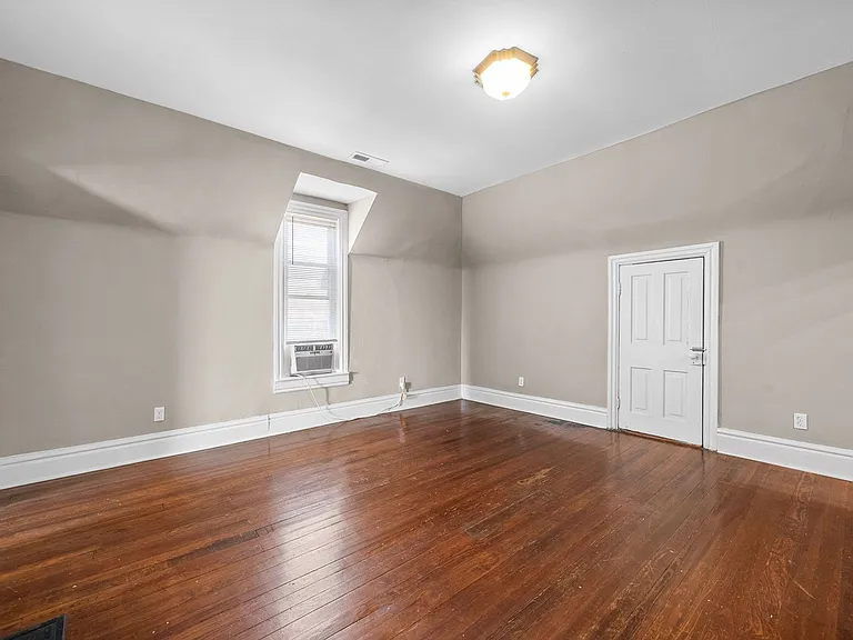 Marion St - 117 — Photo 19