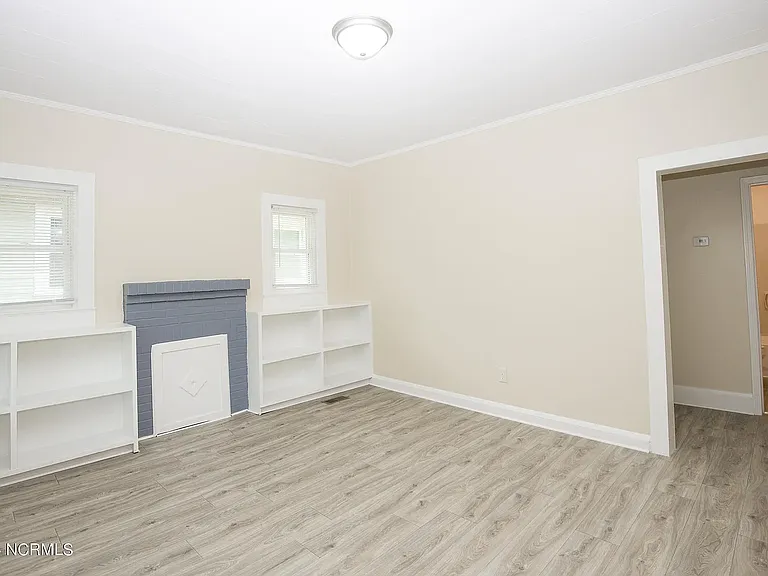208 Robinson St — Photo 9