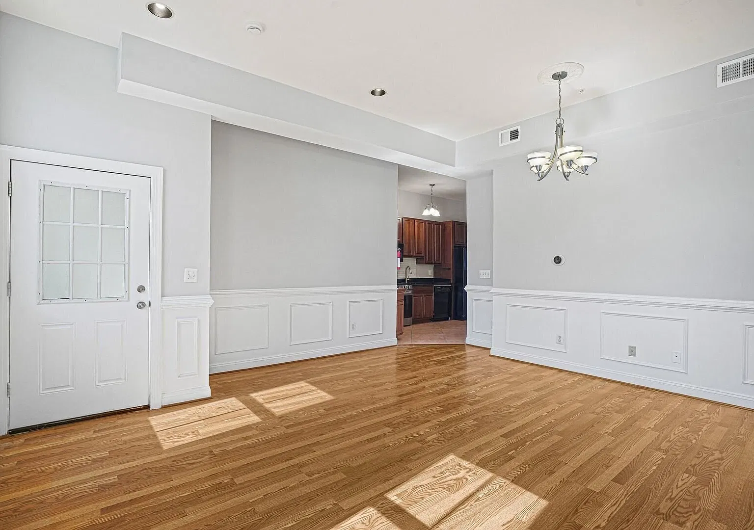 Sun-Drenched 2BR Shaw Condo with Stunning Windows & Modern Kitchen — Photo 3