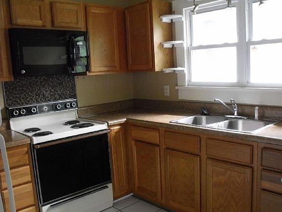 5th image of 202 W Poplar St