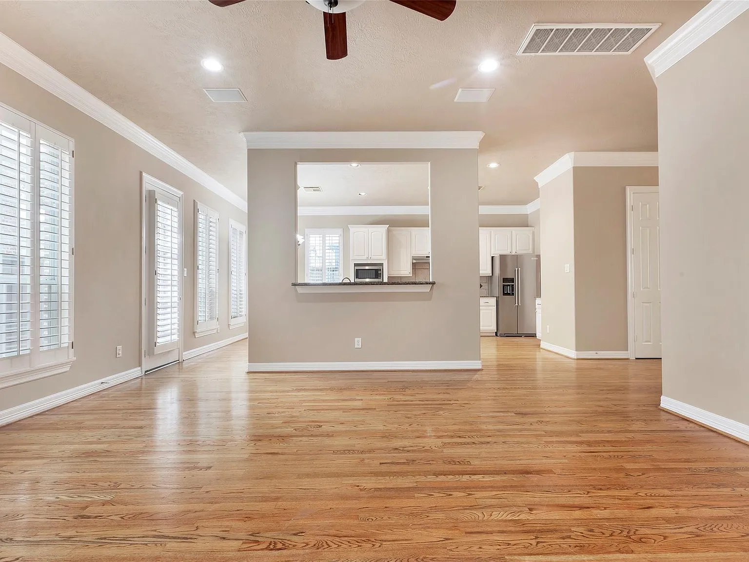 3 bed, 2.5 bath, 2300 sqft, $2,900 — Photo 4