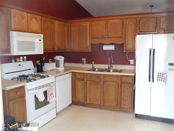 3rd image of 2206 Woodhavens Dr