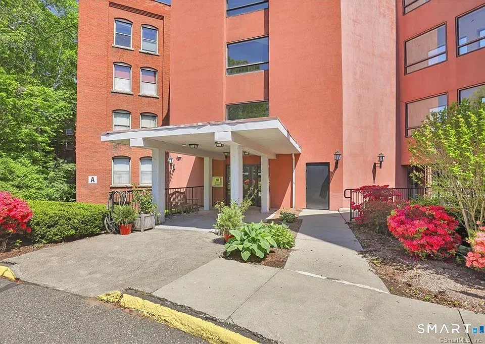 222 Williams St E #407