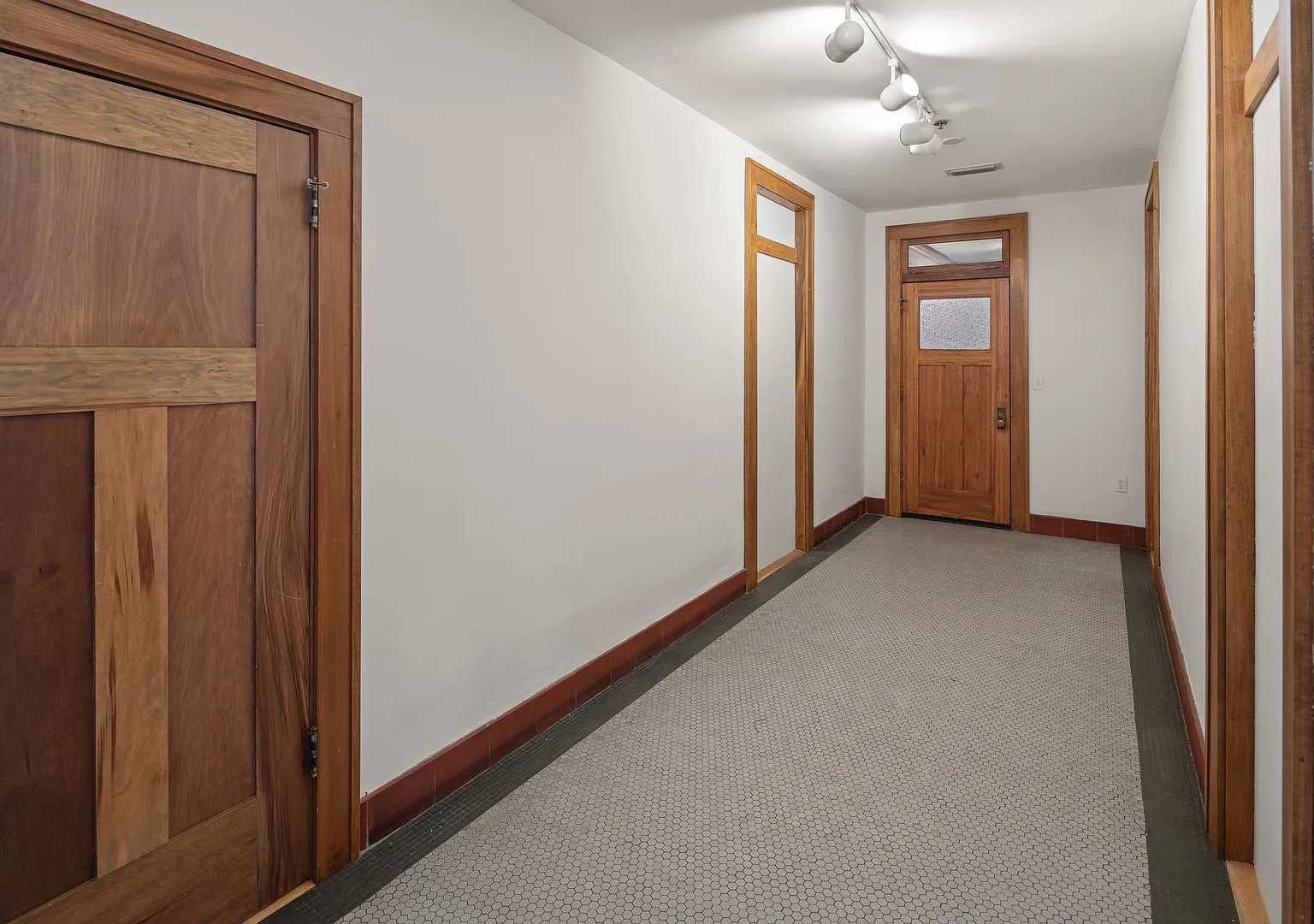 Charming Two-Bedroom Apartment in Downtown Asheville — Photo 4