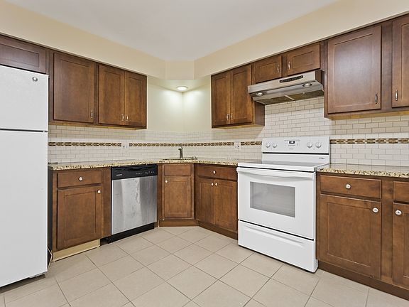 5th image of 1018 Castilian Ct APT 202