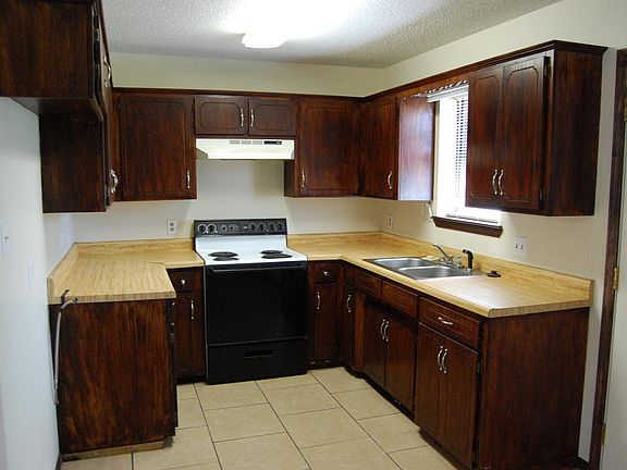 3rd image of 808 E Gum St