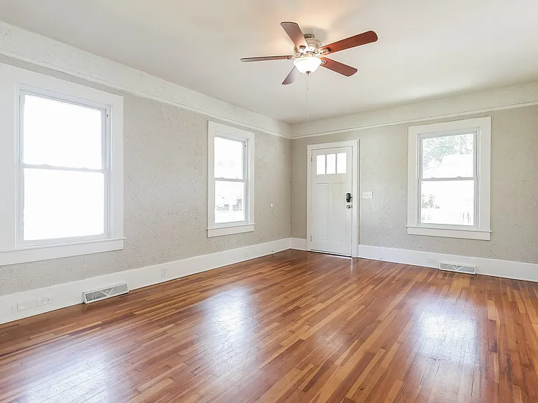 14887_020_living_room_13267194.jpg