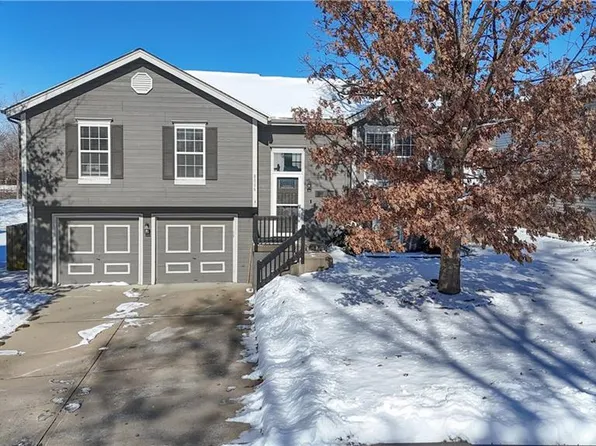 8006 S Church Rd, Pleasant Valley, MO 64068