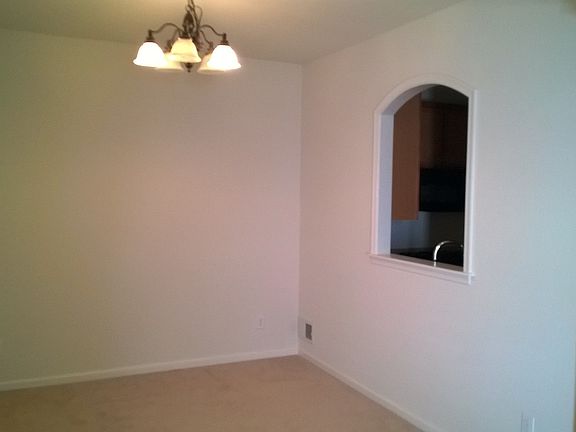 Dining room 10'5" x 10'3"