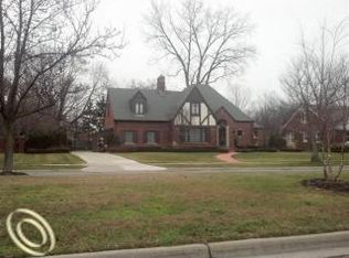 1446 Lochmoor Blvd, Grosse Pointe Woods, MI 48236