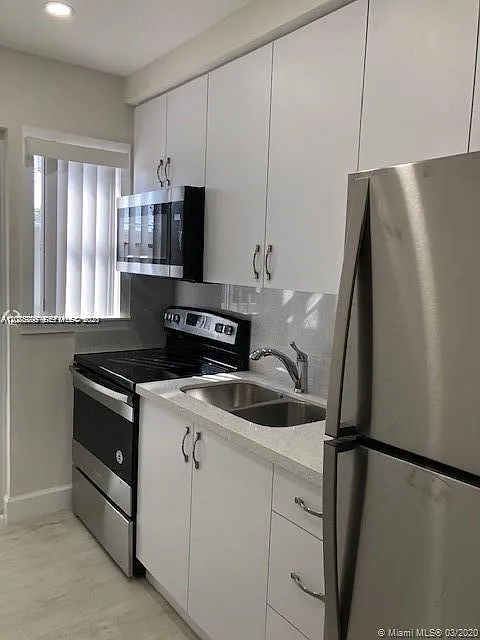 Coral Gardens Condo Bldg — Photo 4