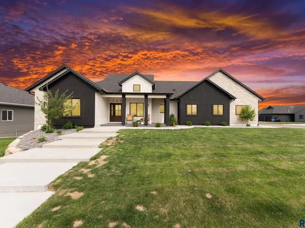 500 N Corsair Cir, Sioux Falls, SD 57110