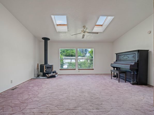 18518 Candy Ln, Redding, CA 96003