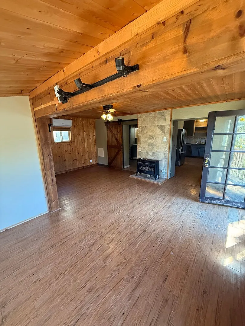 Pet Friendly 3 Bdrm 1 Bath 1.8 Miles to OIT and Sky Lakes — Photo 1