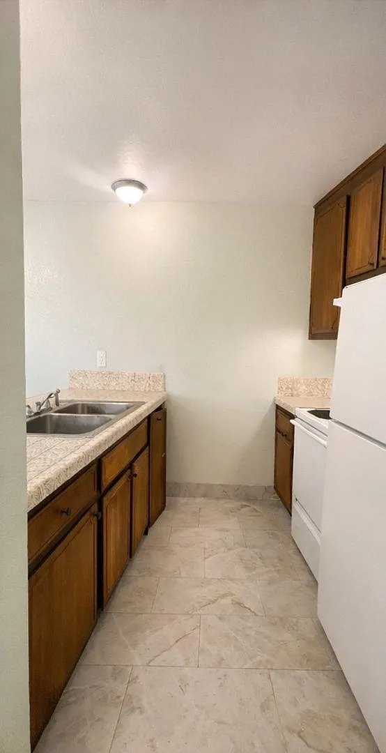 2325 E Shaw Ave — Photo 3