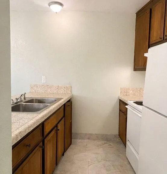 2325 E Shaw Ave — Photo 3