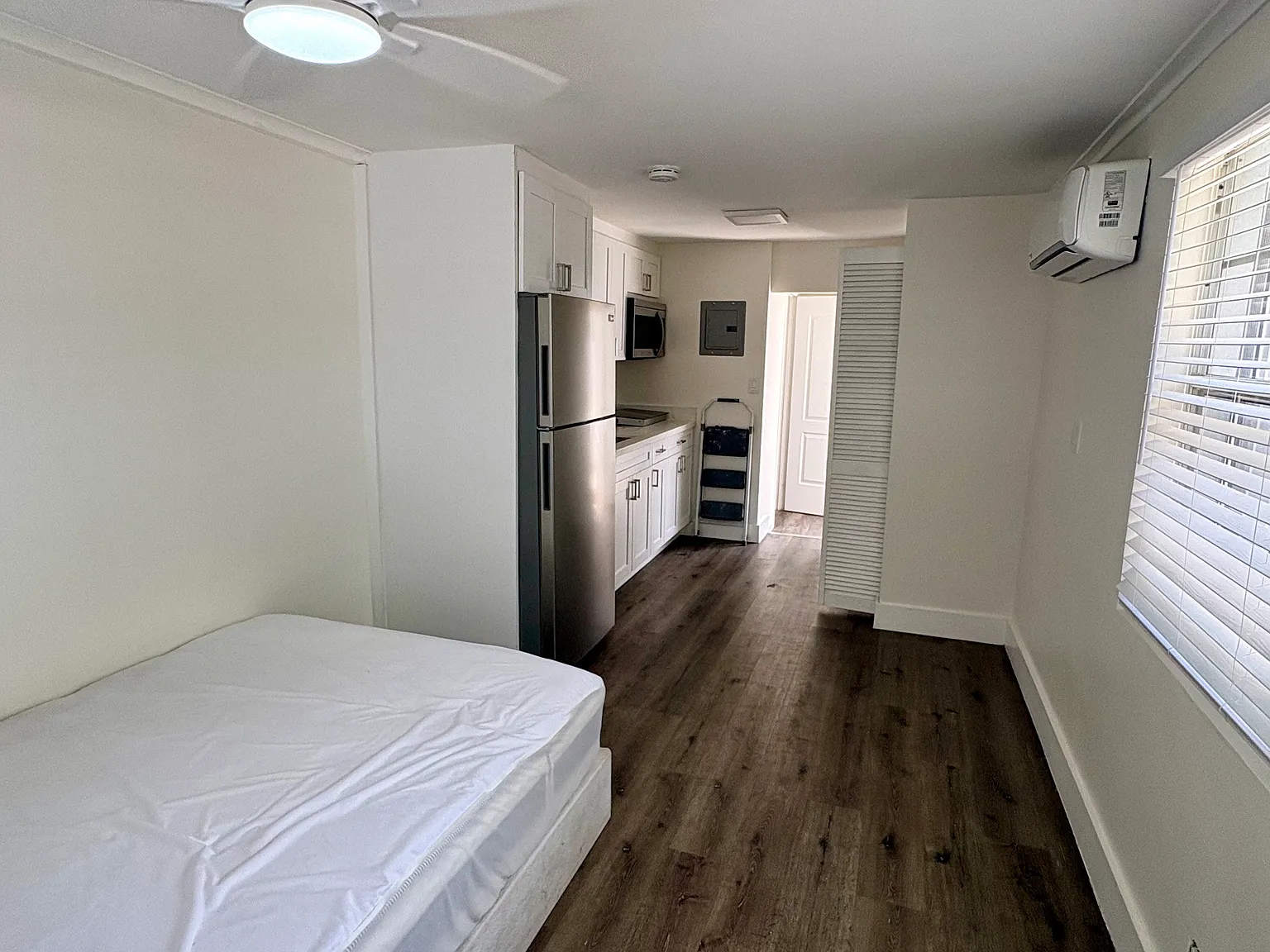 Cresthaven Ct, Hollywood — Photo 2