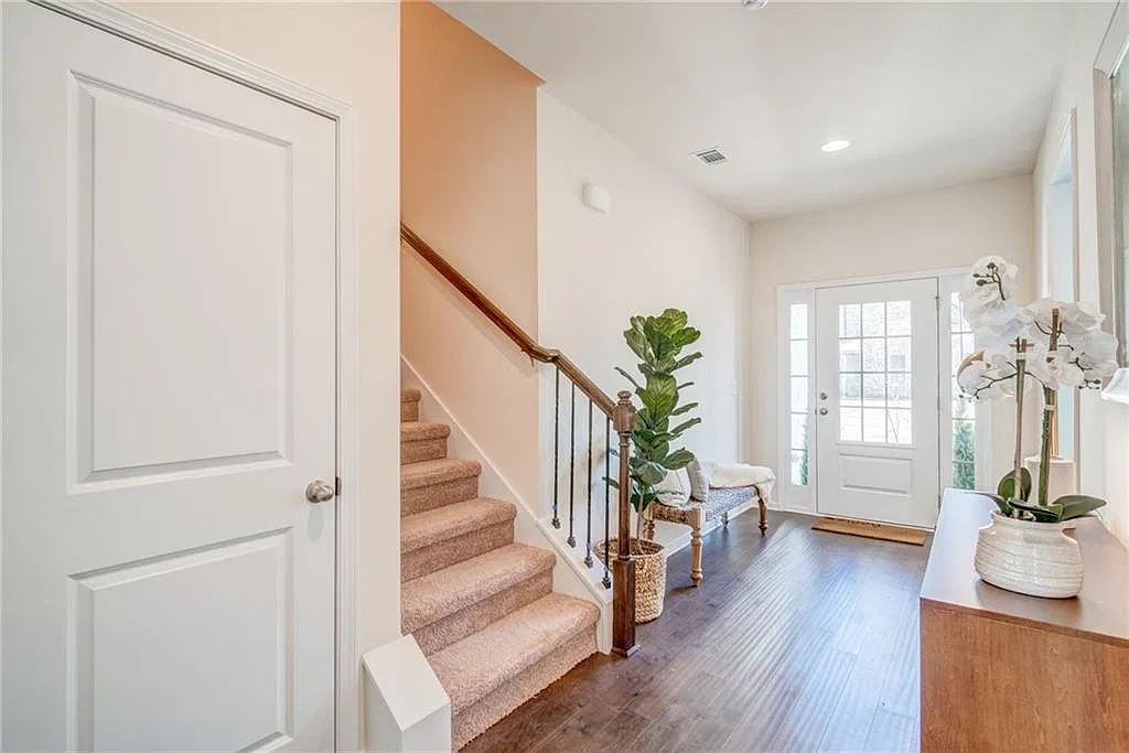 4 bed, 3.5 bath, 2575 sqft, $2,950 — Photo 2